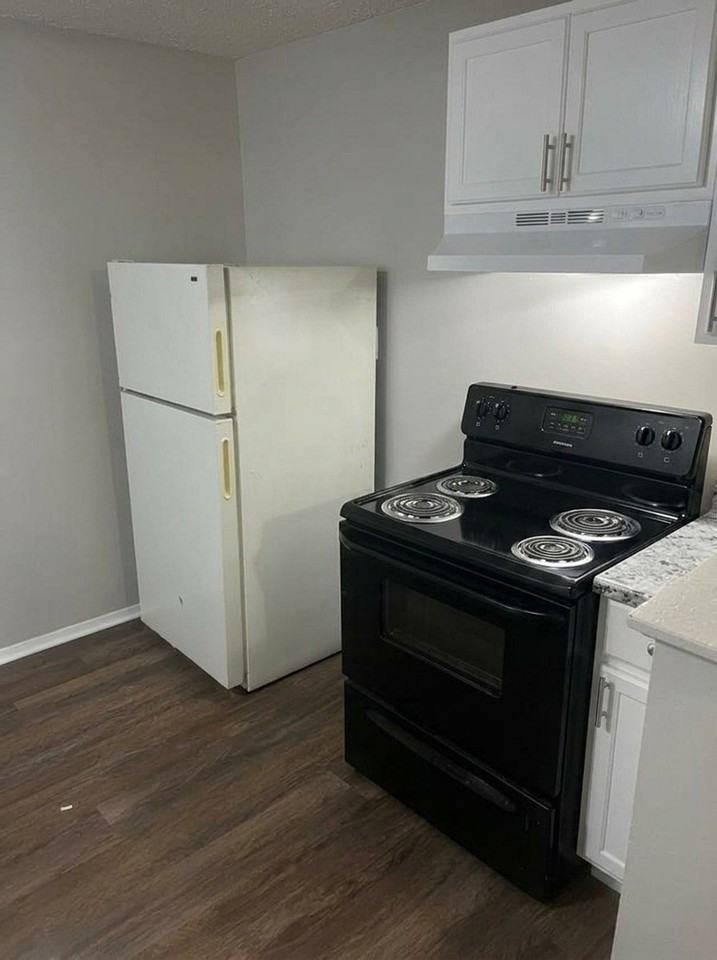 566 Glenwood Ave #5 - Photo 5 of 9