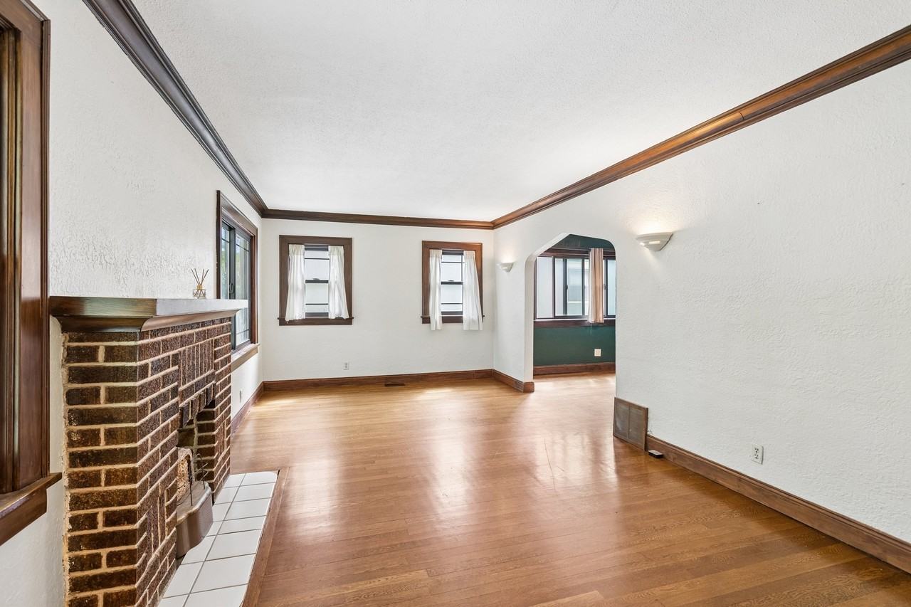 5009 Gladstone Blvd - Photo 2 of 20
