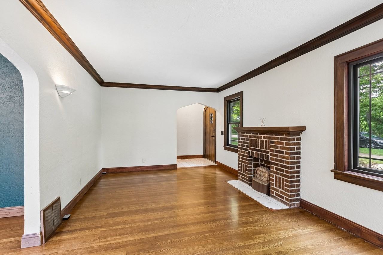 5009 Gladstone Blvd - Photo 3 of 20