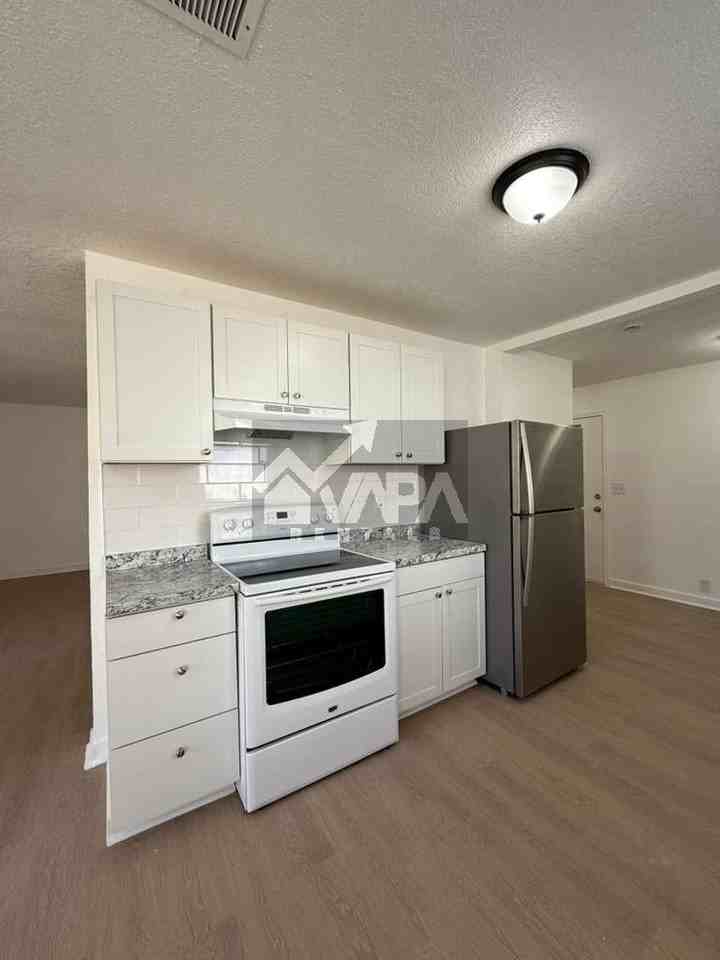9315 Cliff Way St - Photo 4 of 20