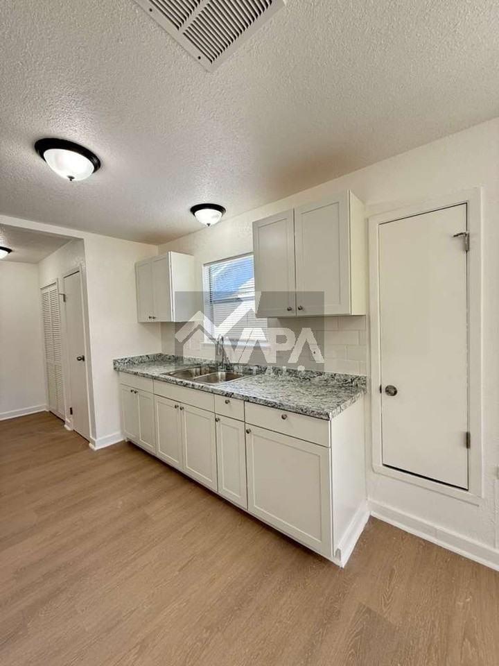 9315 Cliff Way St - Photo 5 of 20