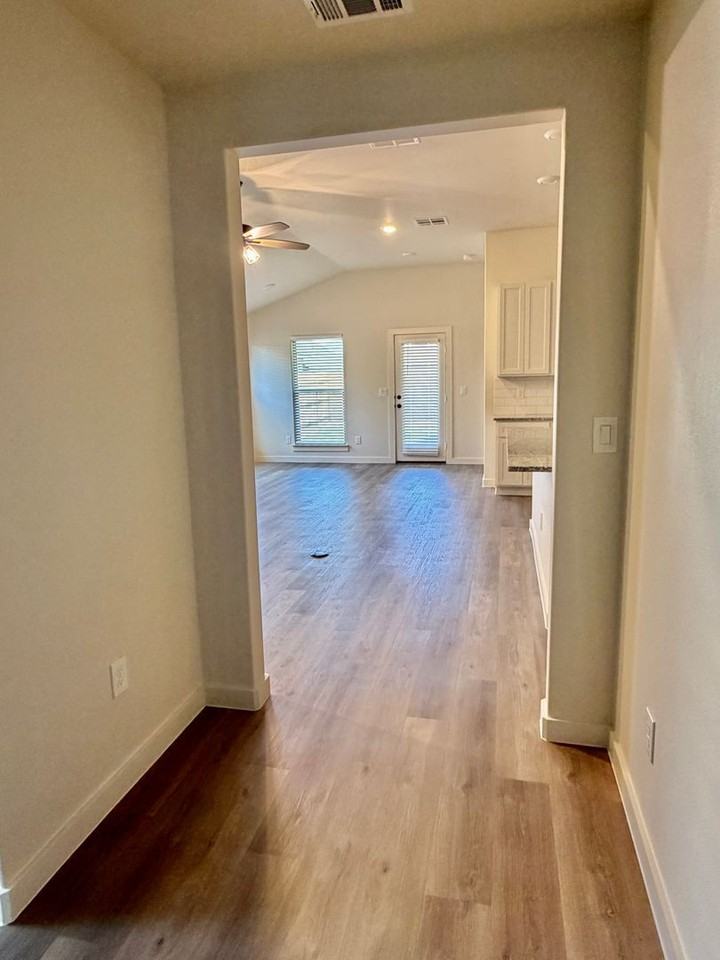 2408 Aberdeen Ave - Photo 3 of 32