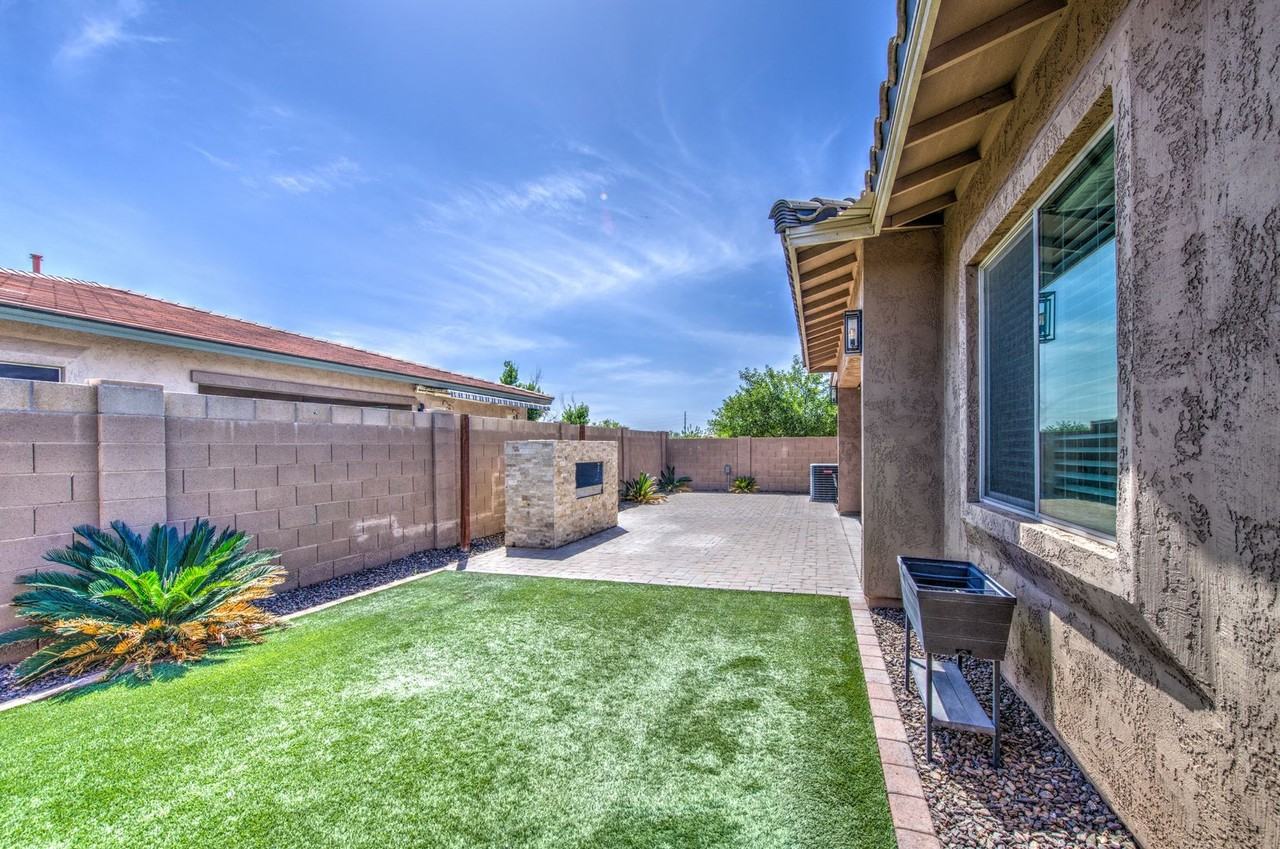 22689 E Munoz St - Photo 4 of 8
