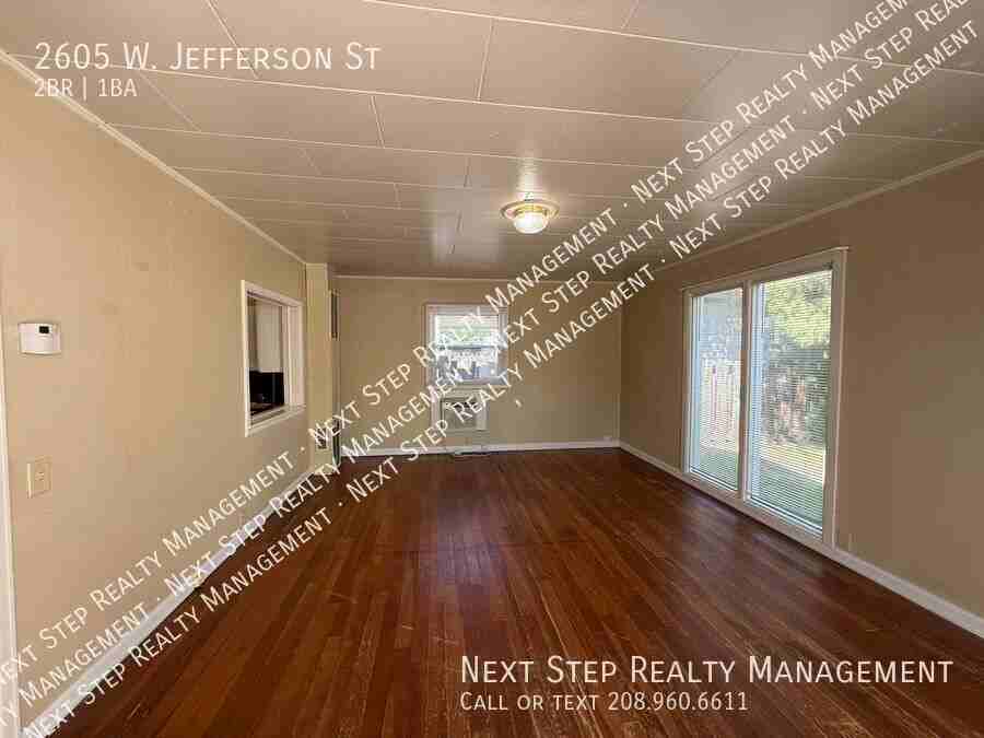 2605 W Jefferson St - Photo 2 of 12
