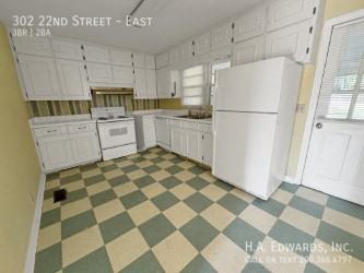 302 22nd St E #EAST - Photo 5 of 10