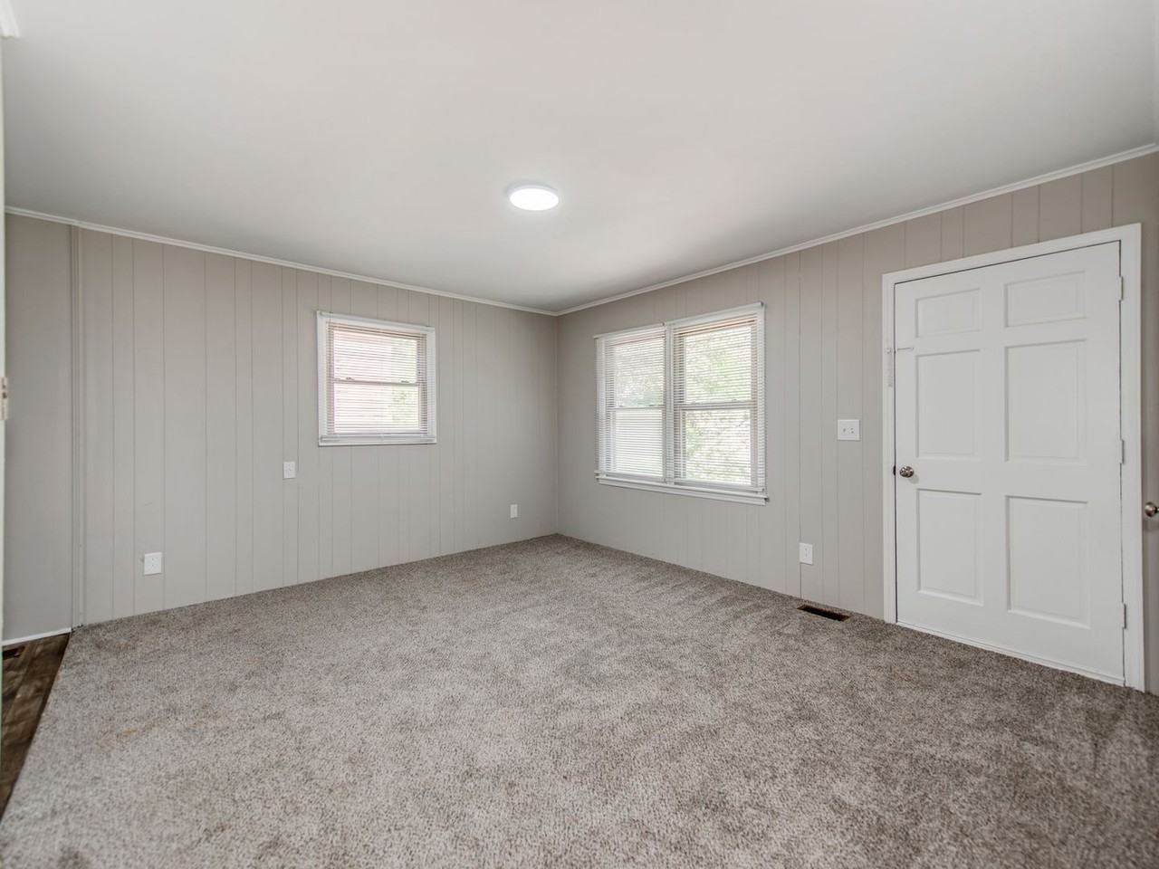 212 E Poplar St - Photo 4 of 18
