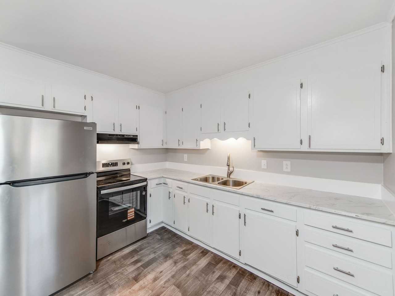 212 E Poplar St - Photo 7 of 18