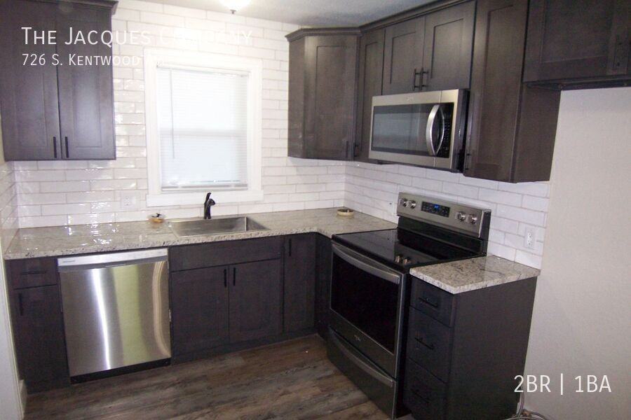 726 S Kentwood Ave - Photo 4 of 13