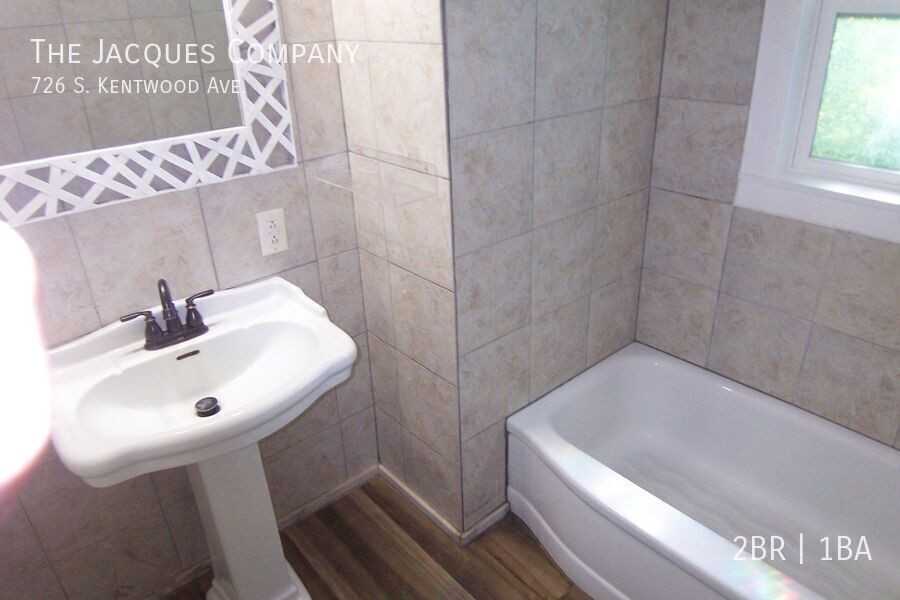 726 S Kentwood Ave - Photo 7 of 13