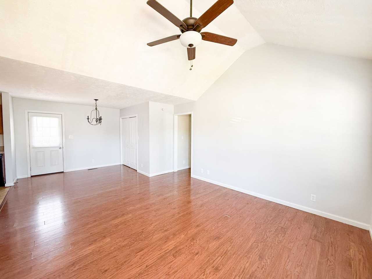 558 Oakmont Dr - Photo 2 of 9