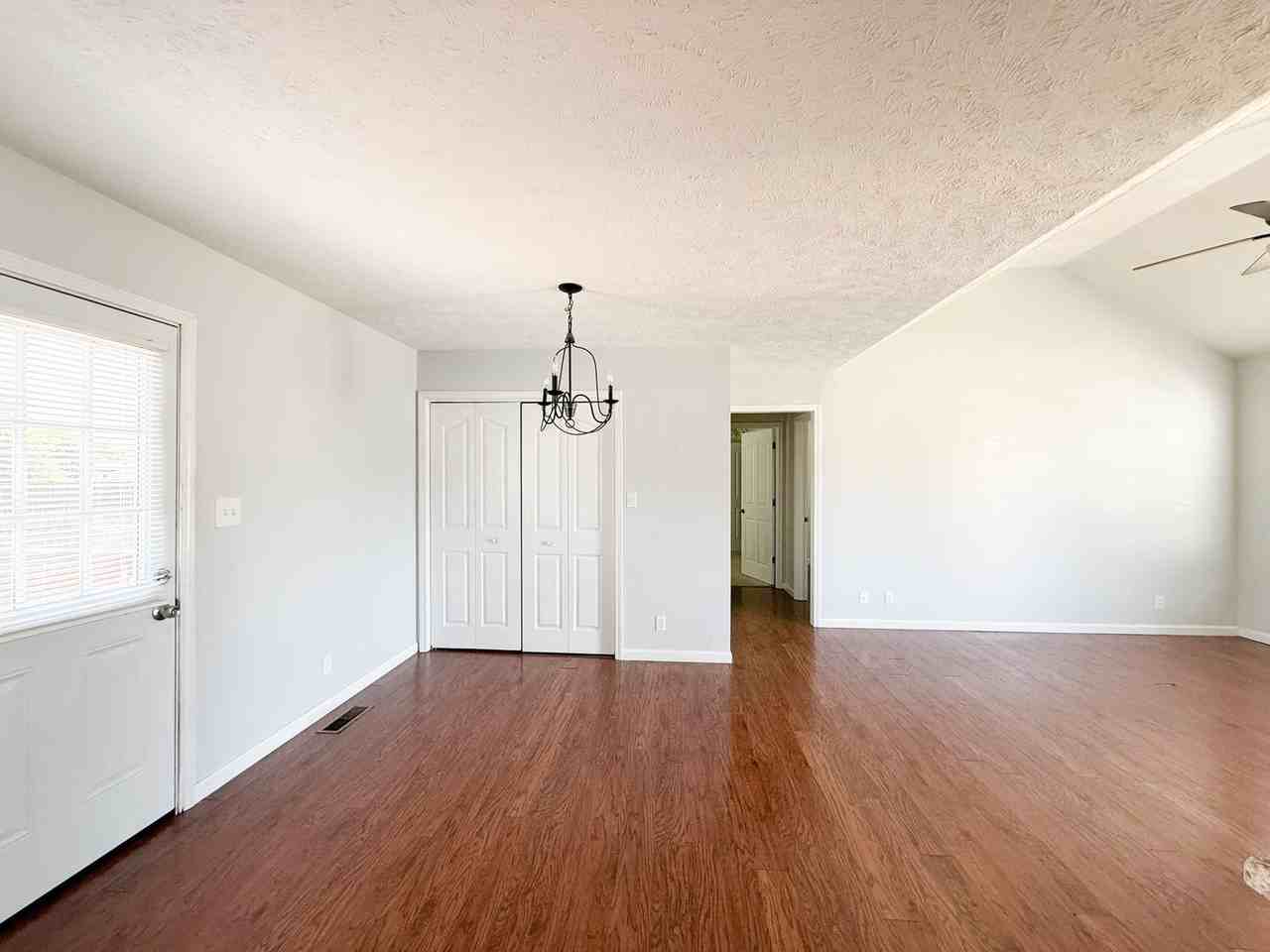 558 Oakmont Dr - Photo 3 of 9
