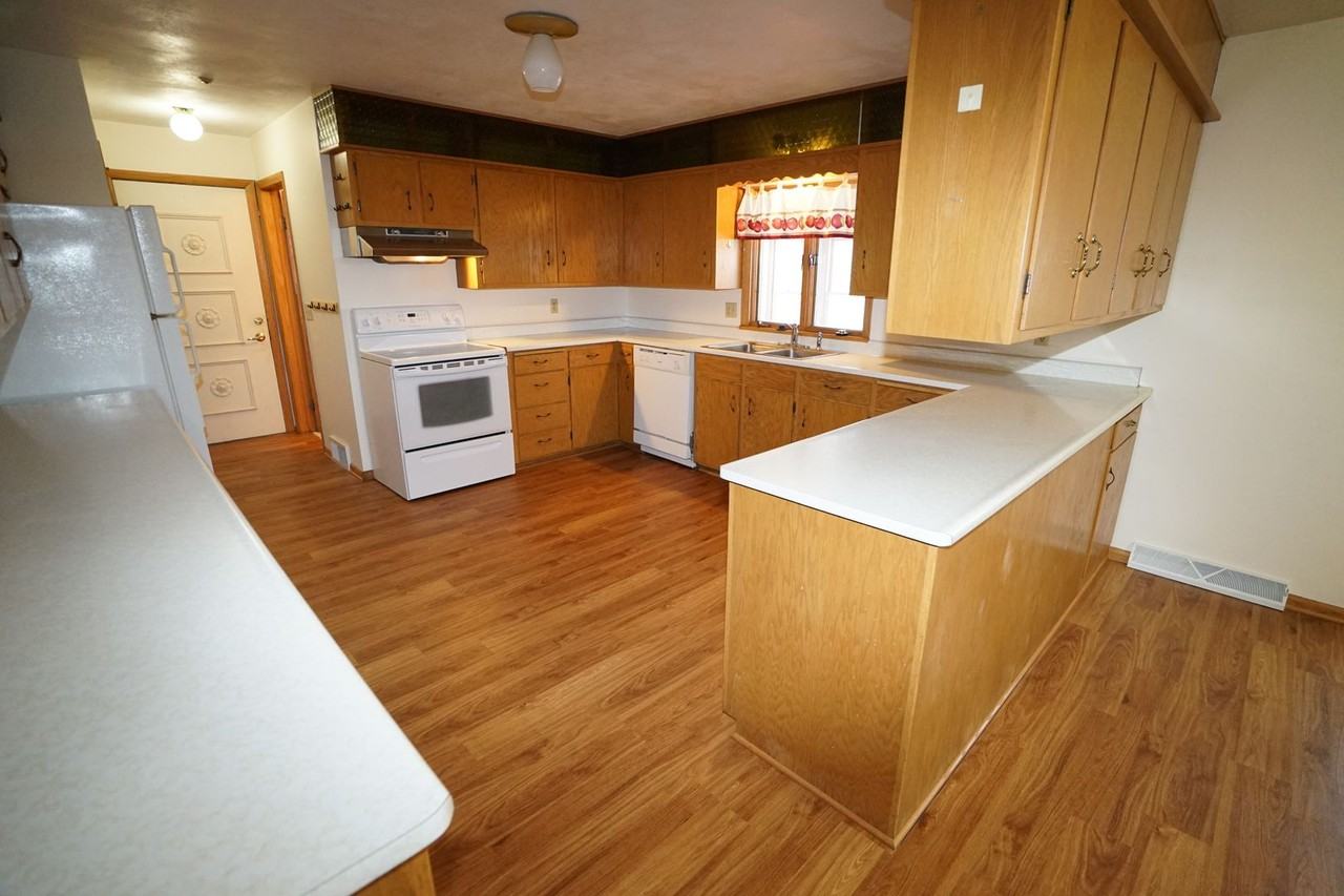 1518 Mendota St - Photo 6 of 20