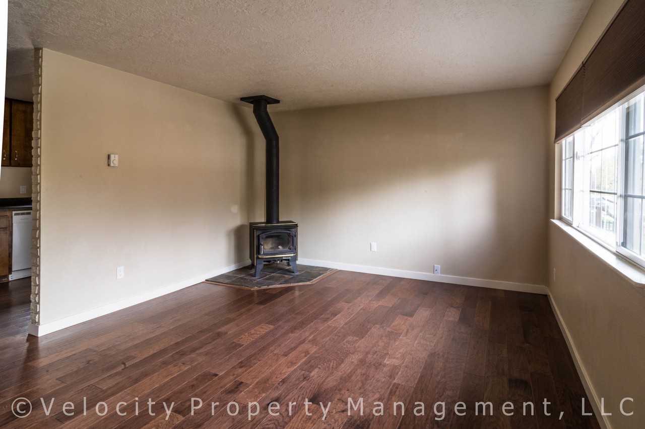 911 Se 6th St - Photo 2 of 12