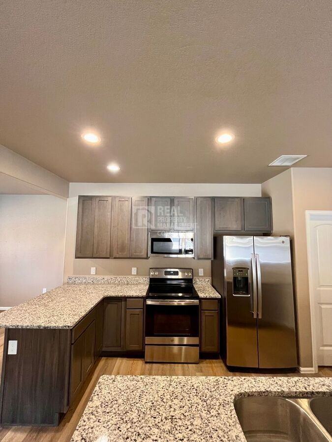 1885 Sandtoft Hts - Photo 2 of 21
