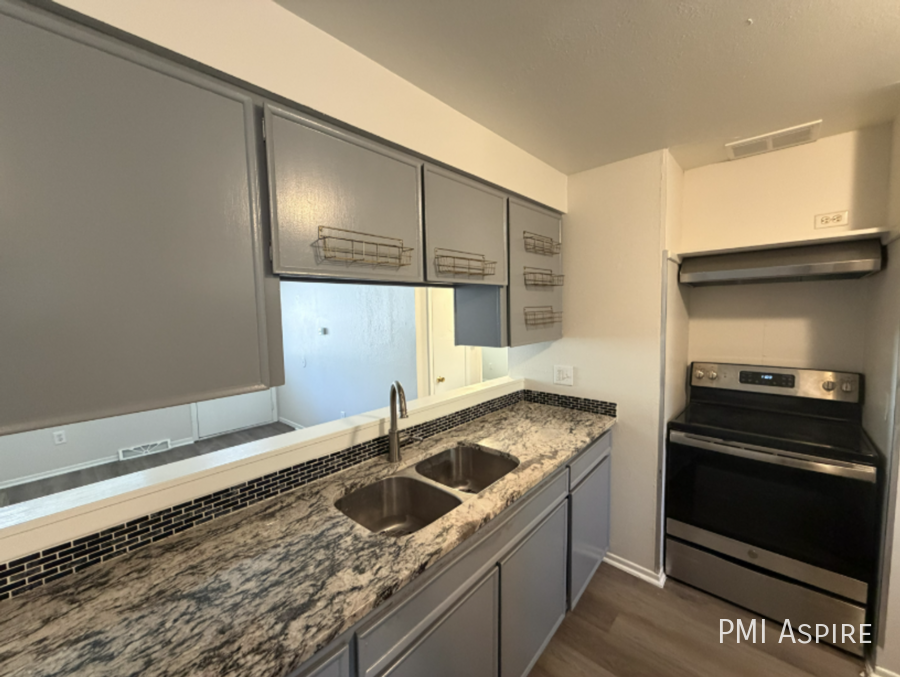 904 Tulip St - Photo 4 of 9