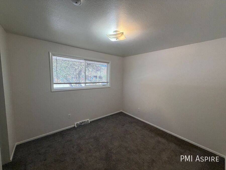 904 Tulip St - Photo 6 of 9