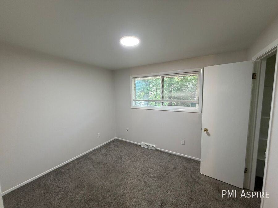 904 Tulip St - Photo 7 of 9