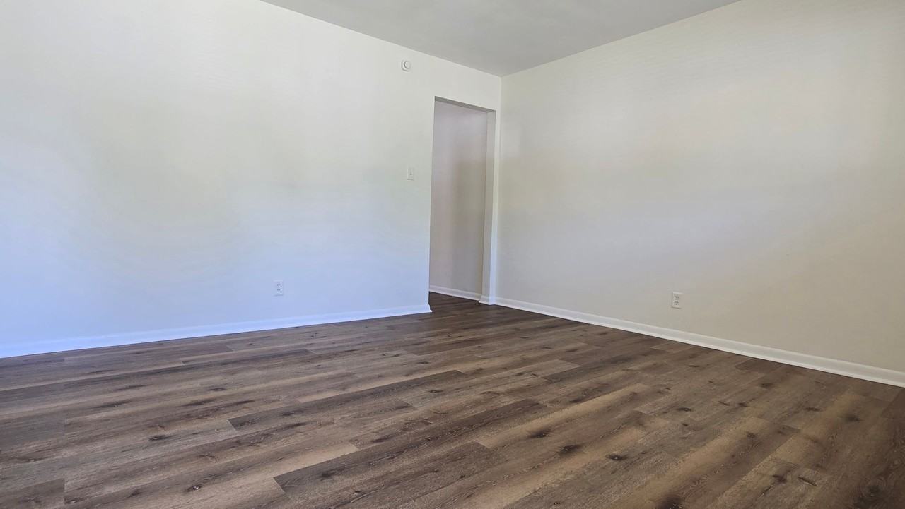 301 S Gray St - Photo 2 of 15
