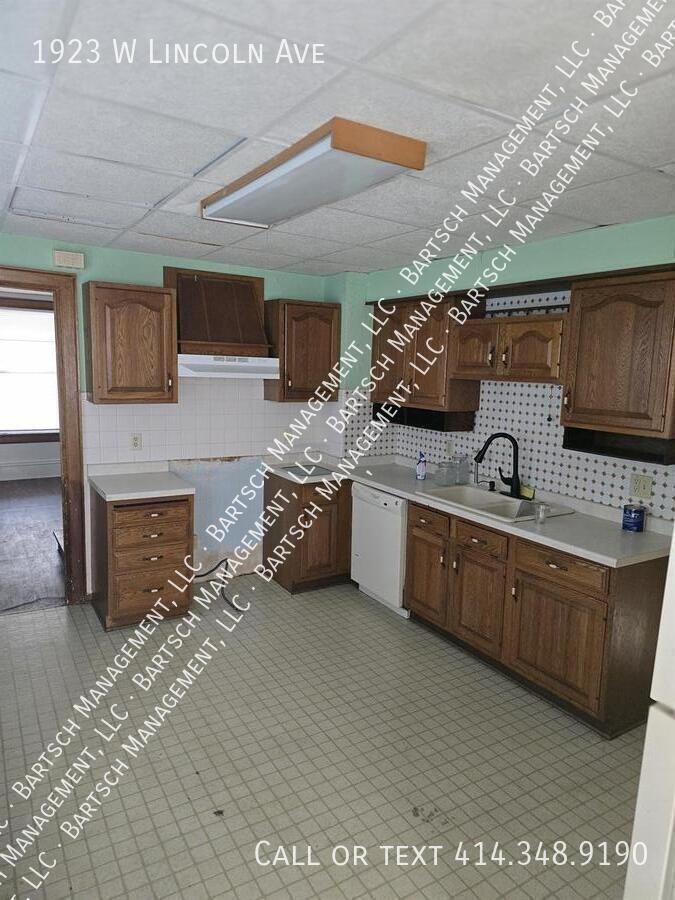 1923 W Lincoln Ave - Photo 4 of 10