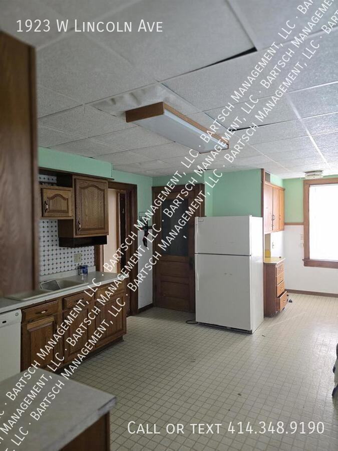 1923 W Lincoln Ave - Photo 5 of 10