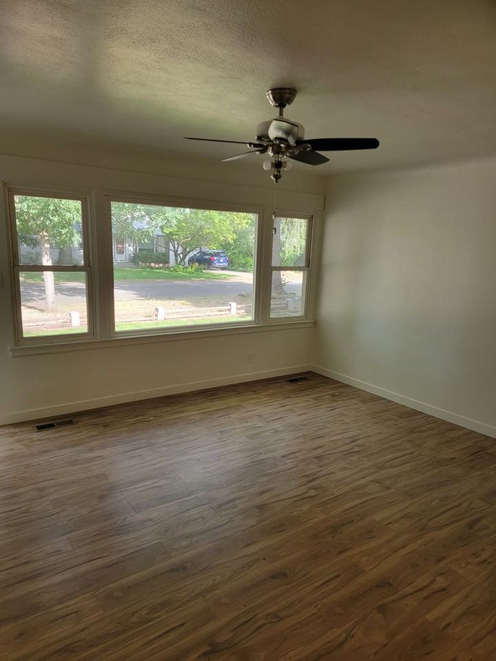 2606 N 30th St - Photo 3 of 9
