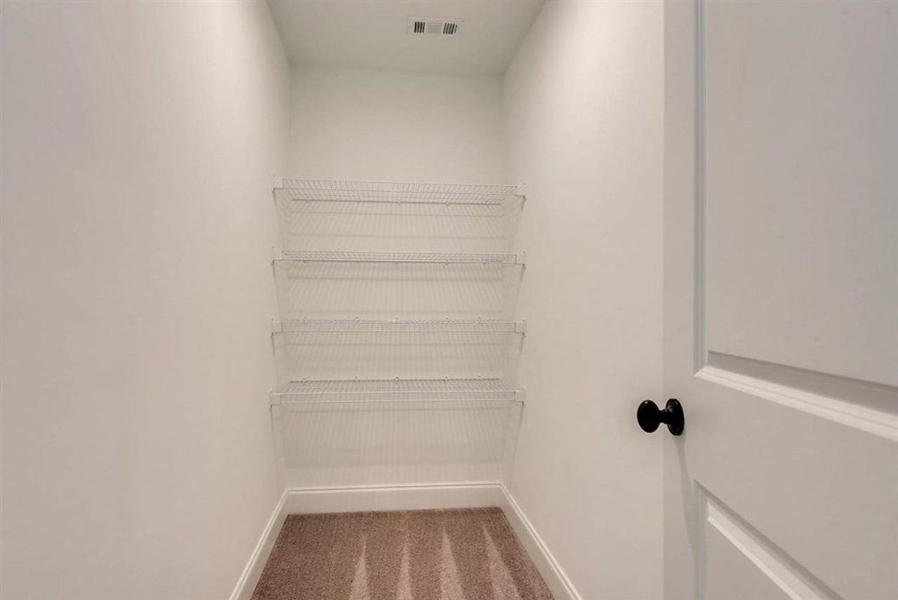 1011 Spotswood Cir - Photo 7 of 44