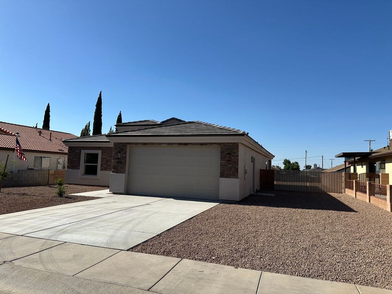 2743 Chambers Ave - Photo 2 of 50