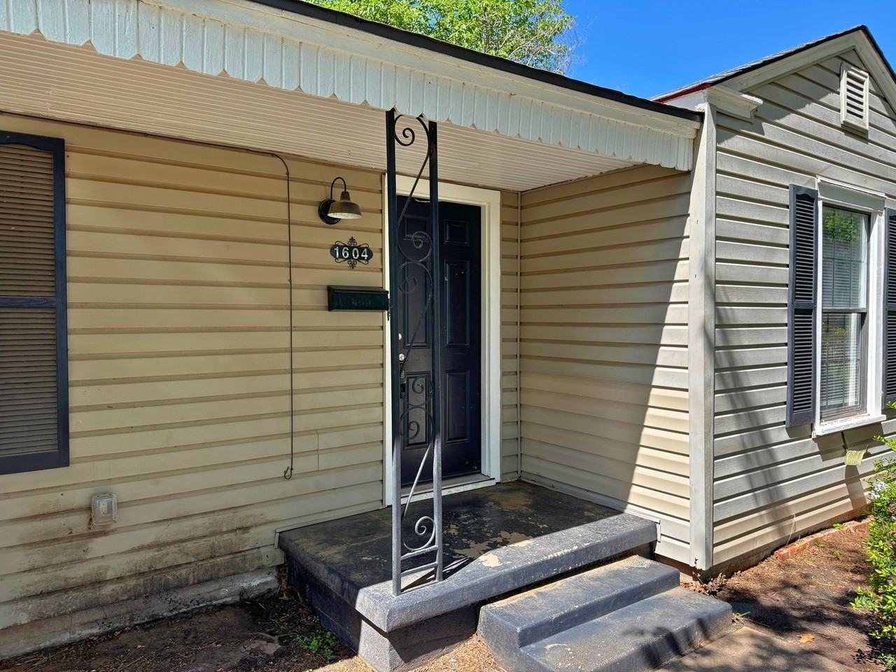 1604 Blonde St - Photo 2 of 33