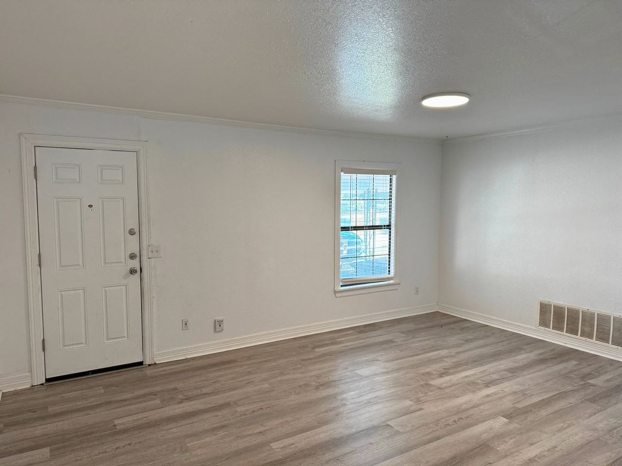 1604 Blonde St - Photo 3 of 33