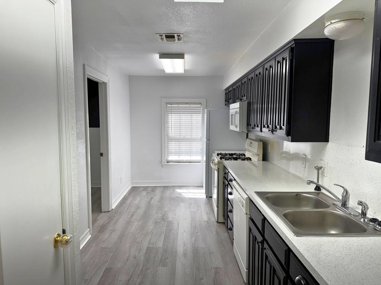 1604 Blonde St - Photo 6 of 33