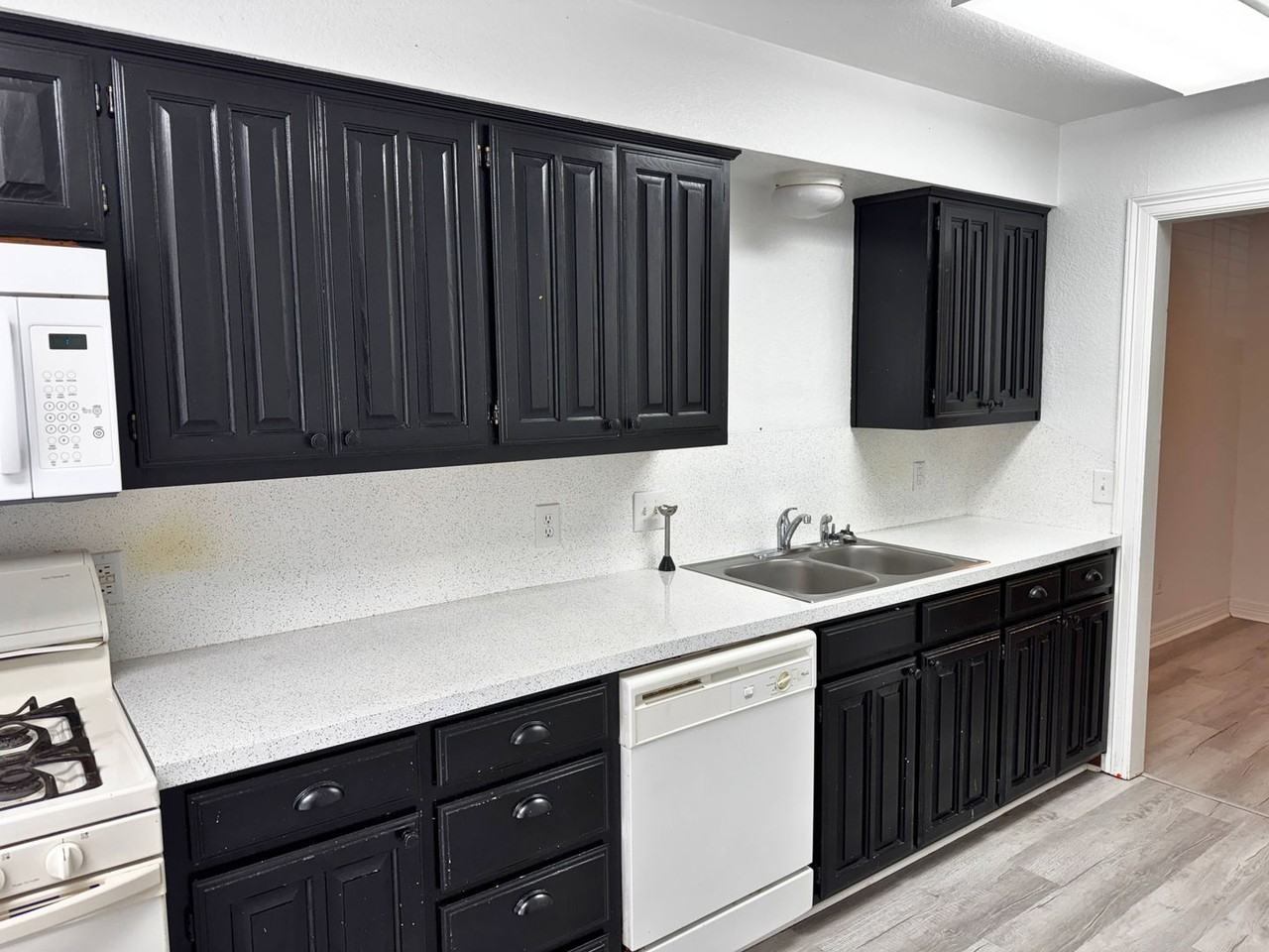 1604 Blonde St - Photo 7 of 33