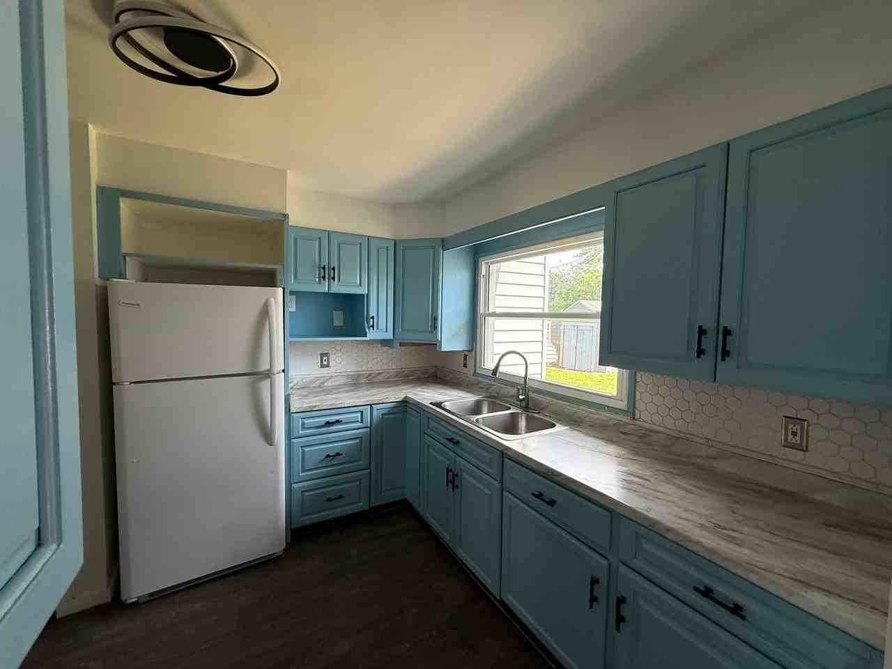7805 Brevort Rd - Photo 5 of 30