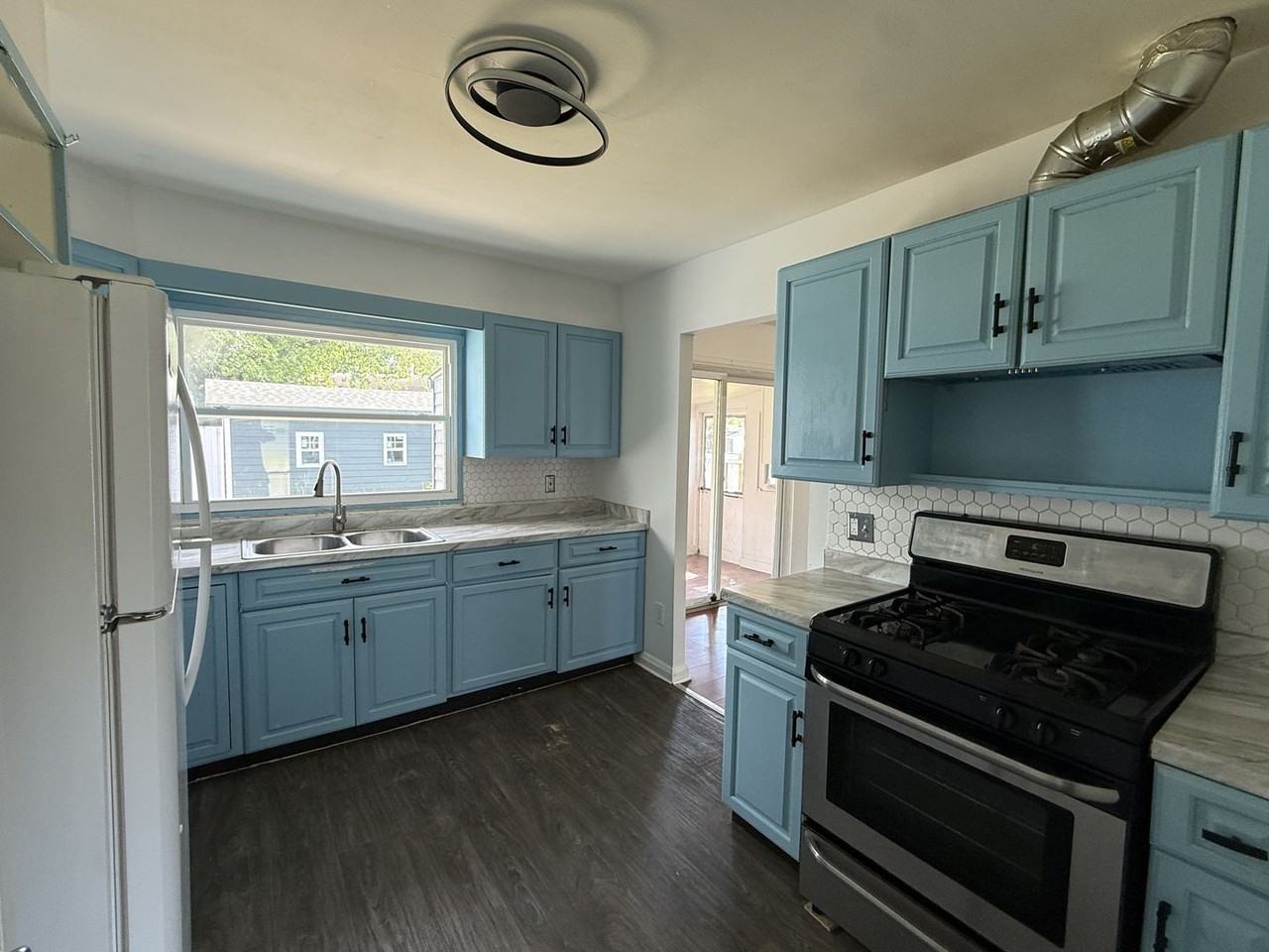 7805 Brevort Rd - Photo 6 of 30