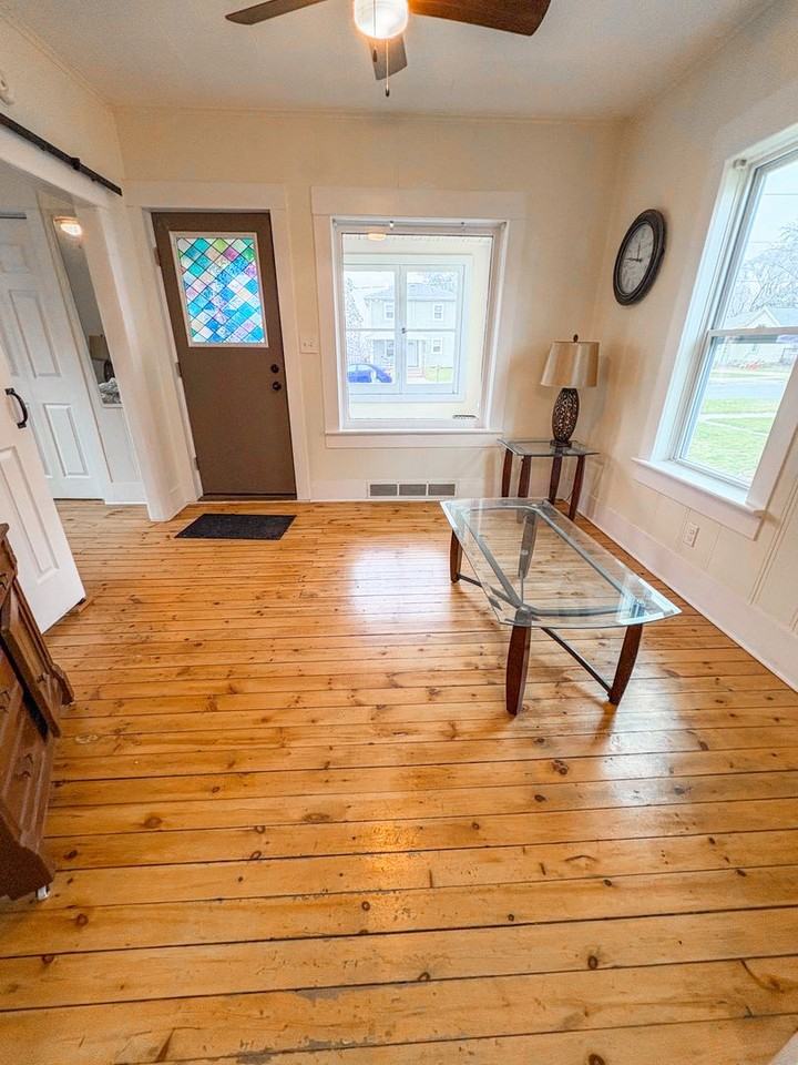 1626 Stoughton Ave - Photo 4 of 11