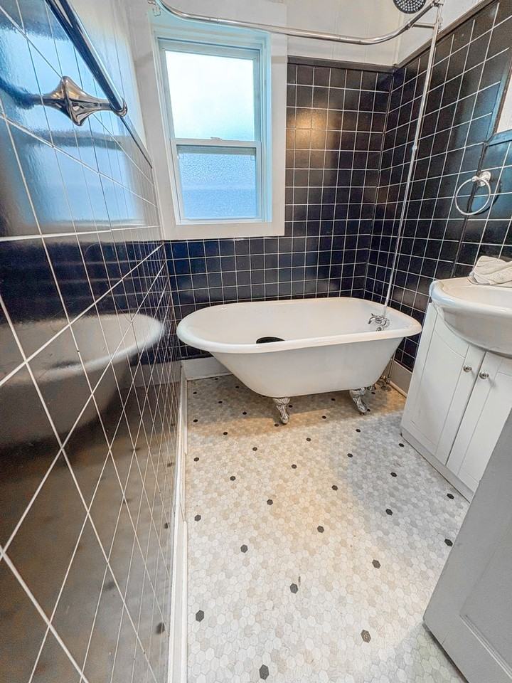 1626 Stoughton Ave - Photo 5 of 11