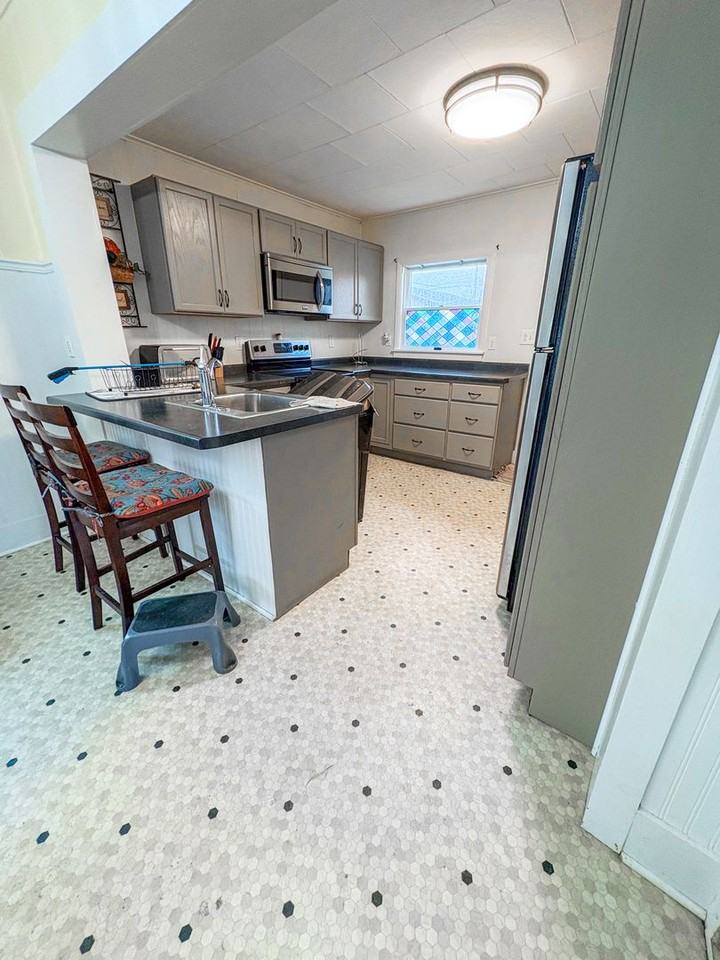 1626 Stoughton Ave - Photo 6 of 11
