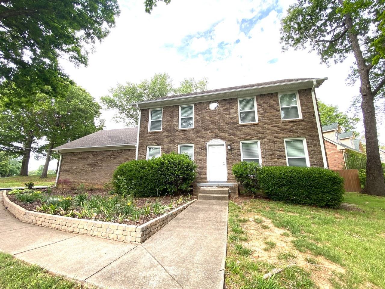 1103 Rosebrook Dr - Photo 2 of 50