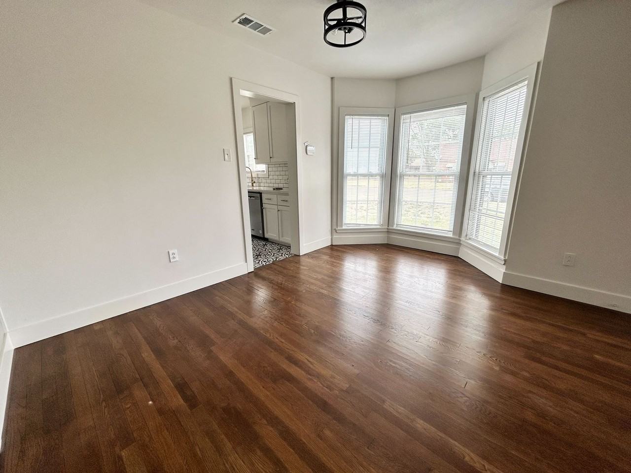 2107 28th St - Photo 4 of 11