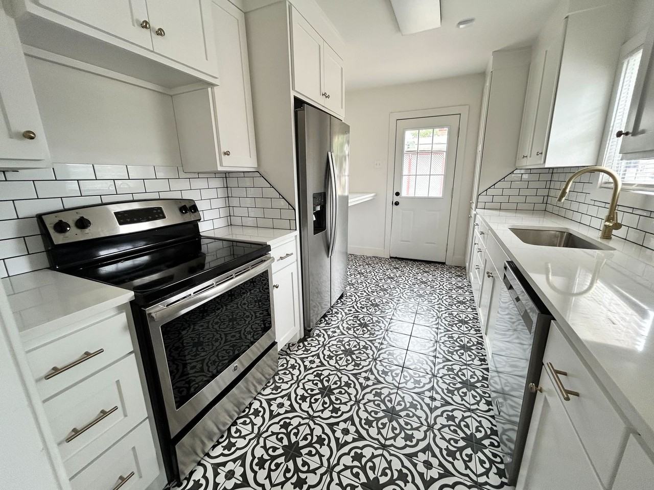 2107 28th St - Photo 5 of 11