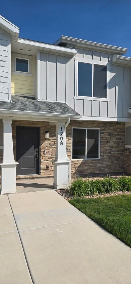 1208 W Summit Ridge Pkwy