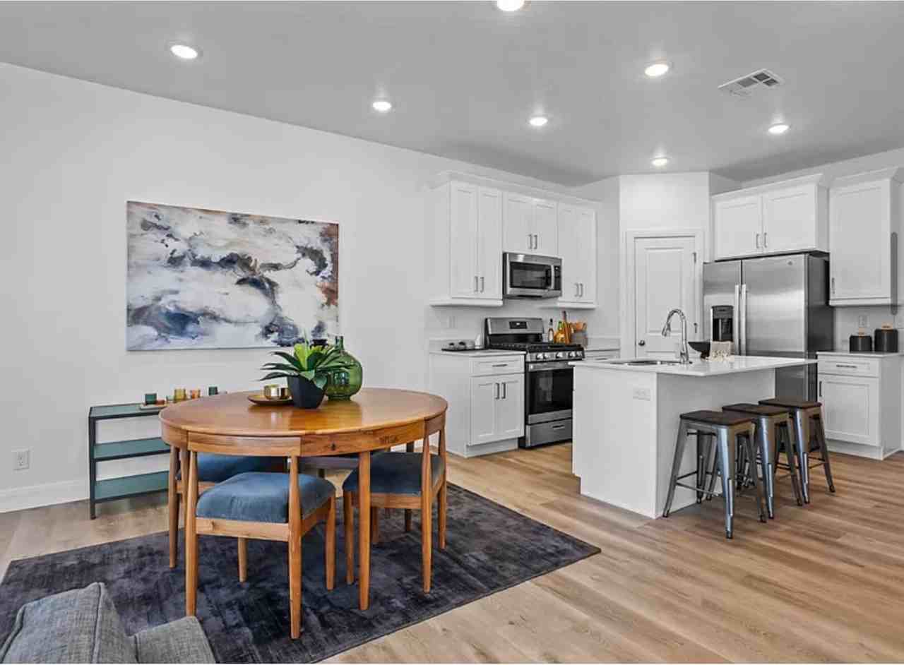 495 W Bronze Ridge Pl - Photo 4 of 33