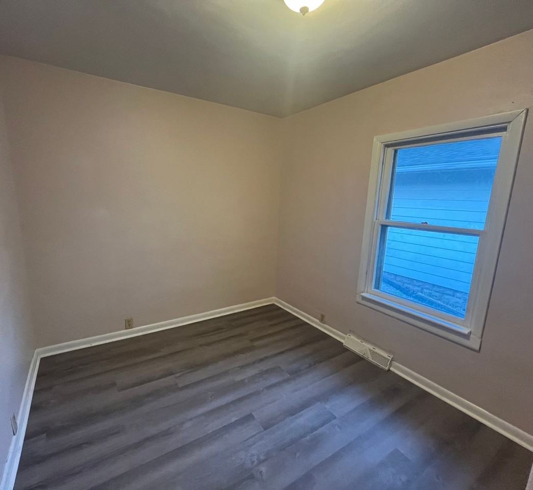 604 Stowell Ave - Photo 6 of 10