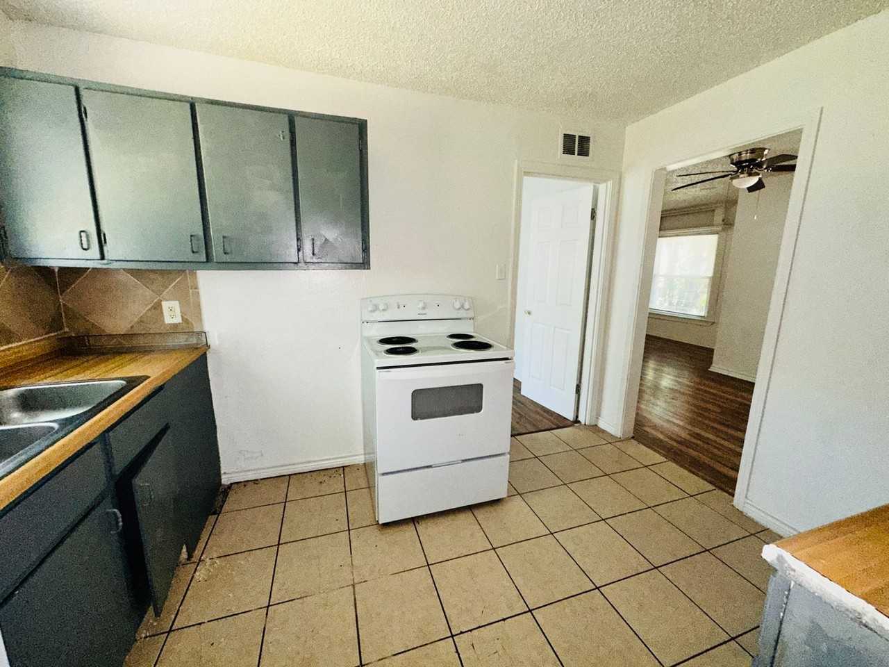1206 Jackson St - Photo 4 of 12