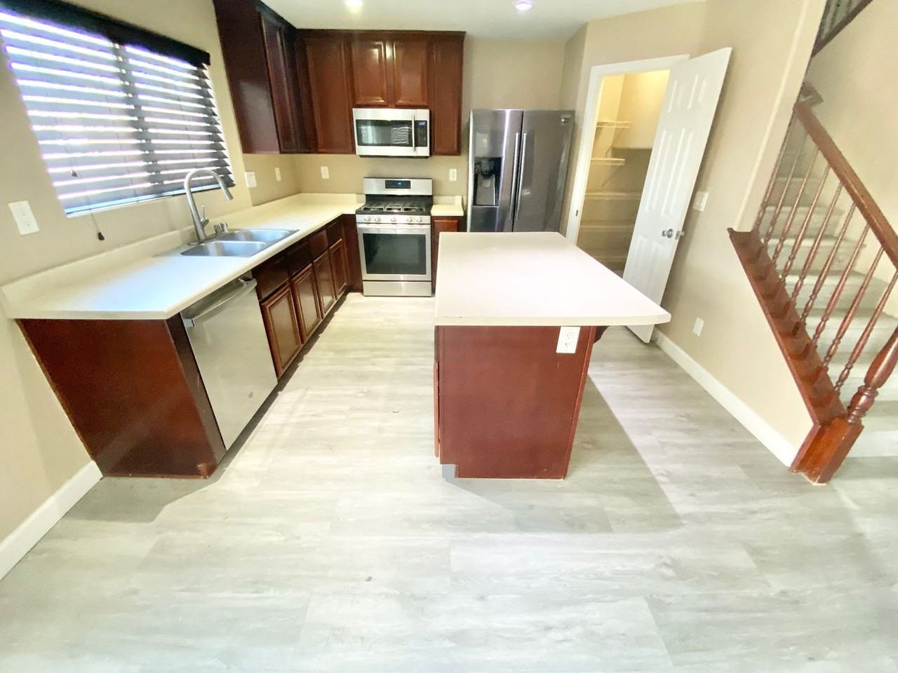 1060 Paradise Coach Dr - Photo 4 of 30