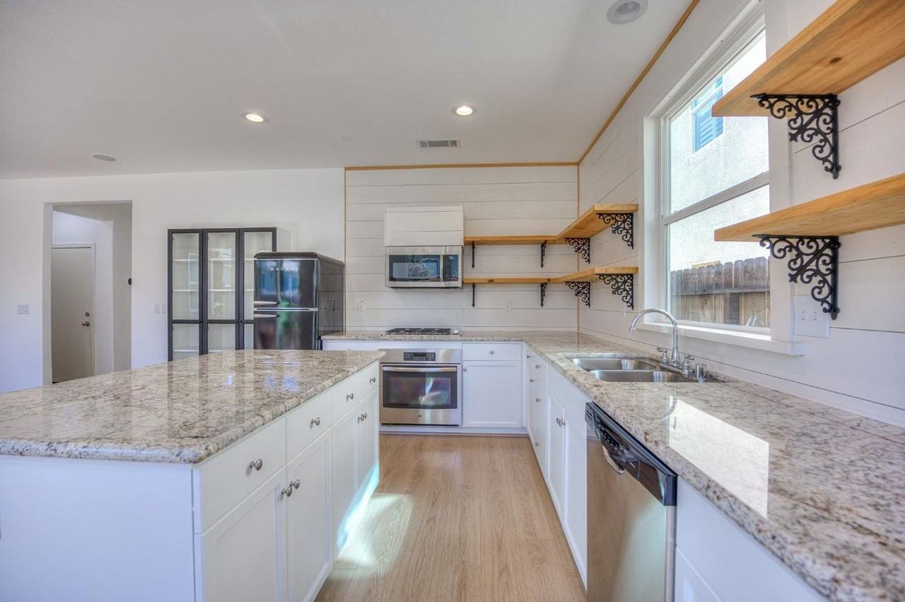 1511 N Encoure Way - Photo 4 of 31