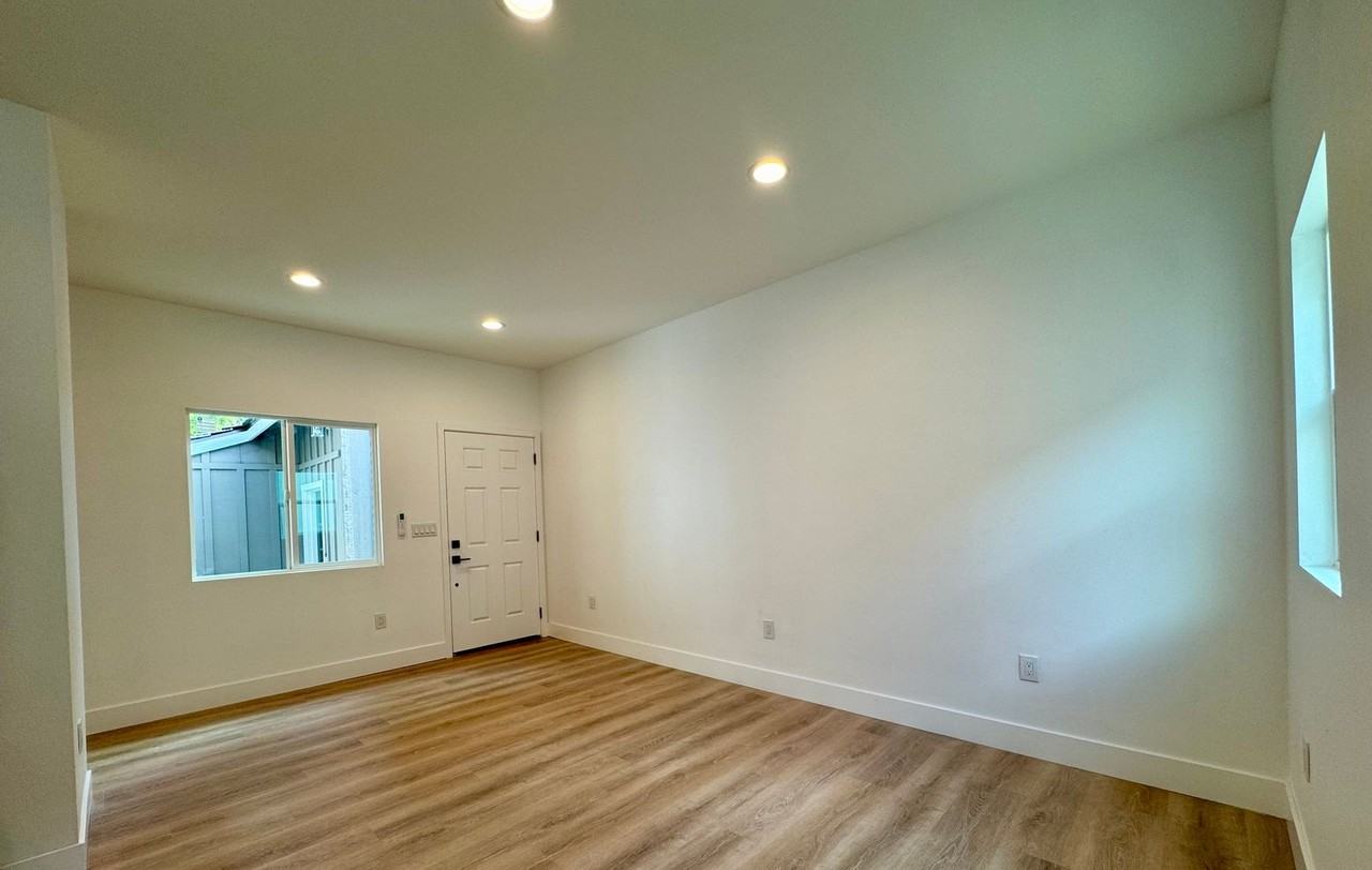 5250 Los Altos Plaza - Photo 4 of 31