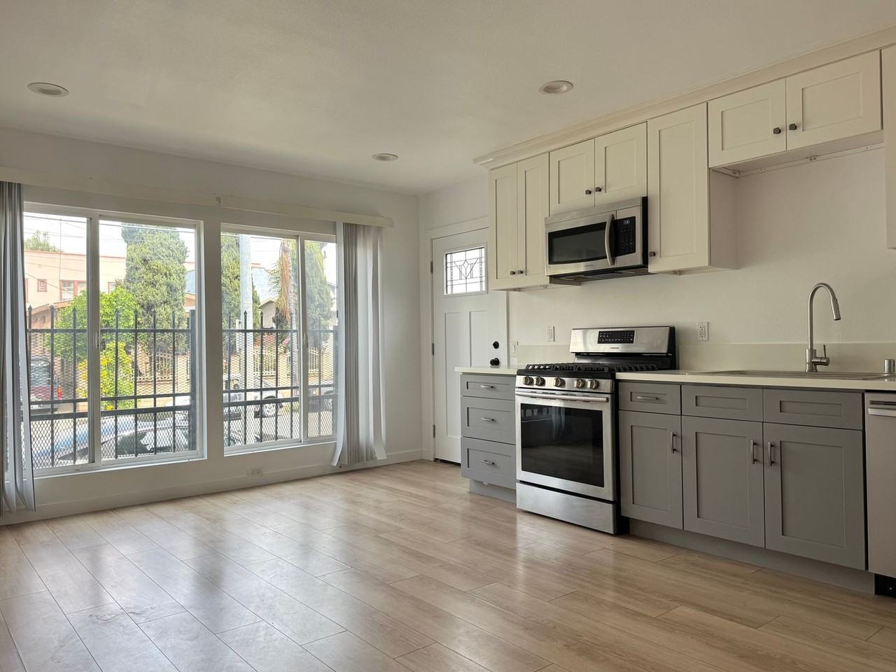 1538 W 30th St #1 - Photo 3 of 14