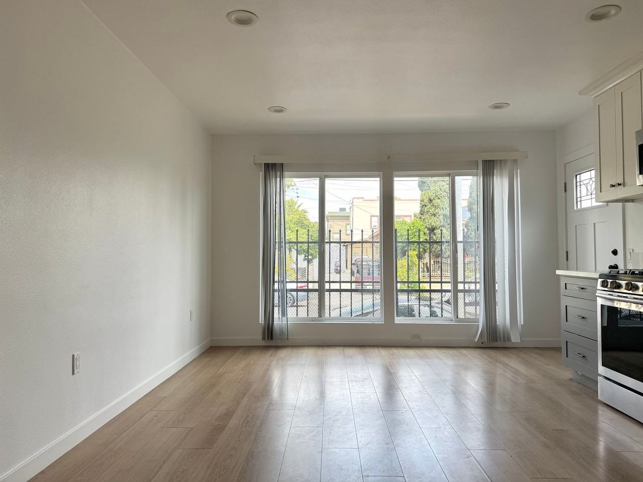 1538 W 30th St #1 - Photo 4 of 14
