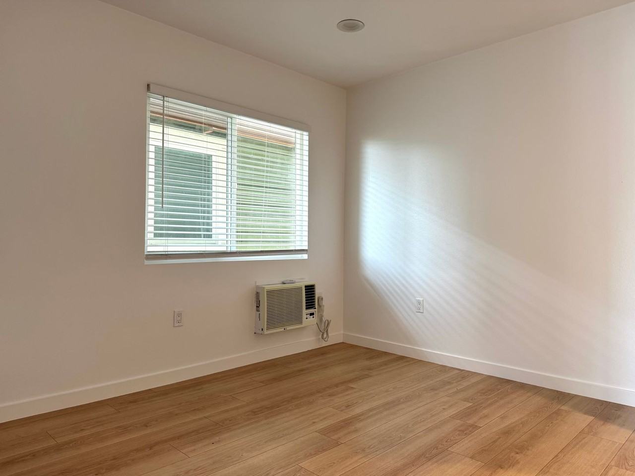 1538 W 30th St #1 - Photo 7 of 14