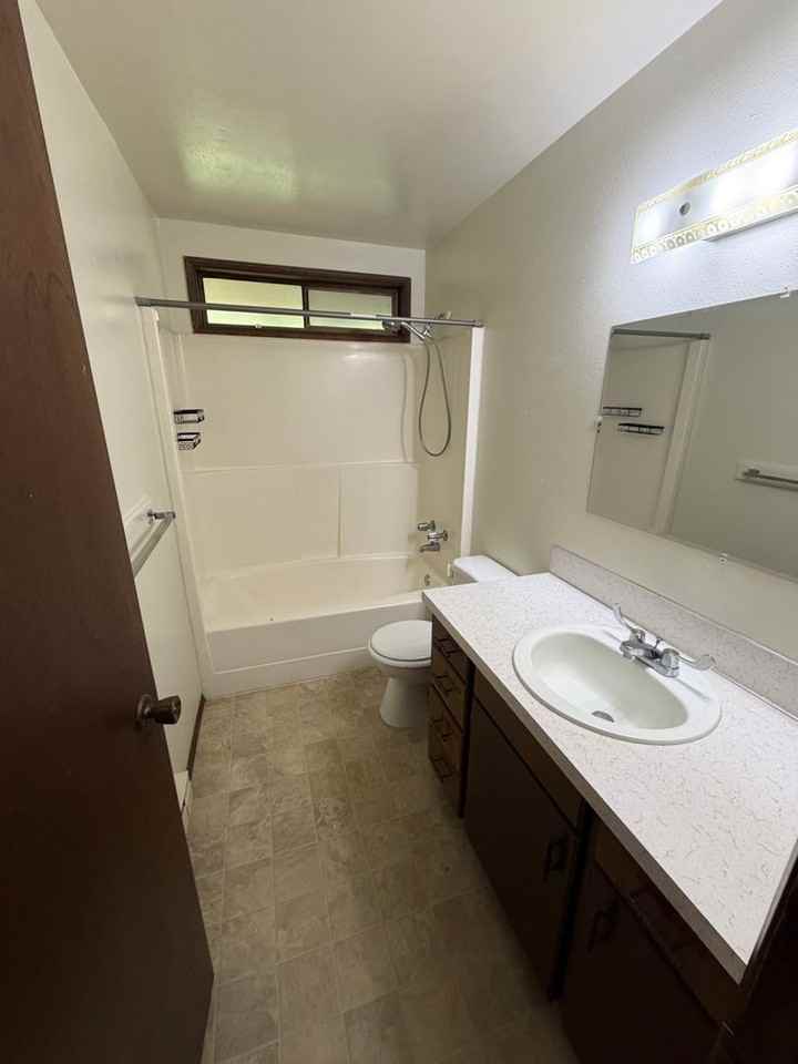 217 W Magnolia St - Photo 2 of 6